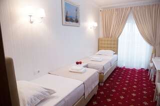 Мини-отель Bavaria Гатное Двухместный номер с 1 кроватью или 2 отдельными кроватями-2